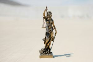 放任继父家暴孩子，法院判决变更子女抚养权胜诉判例